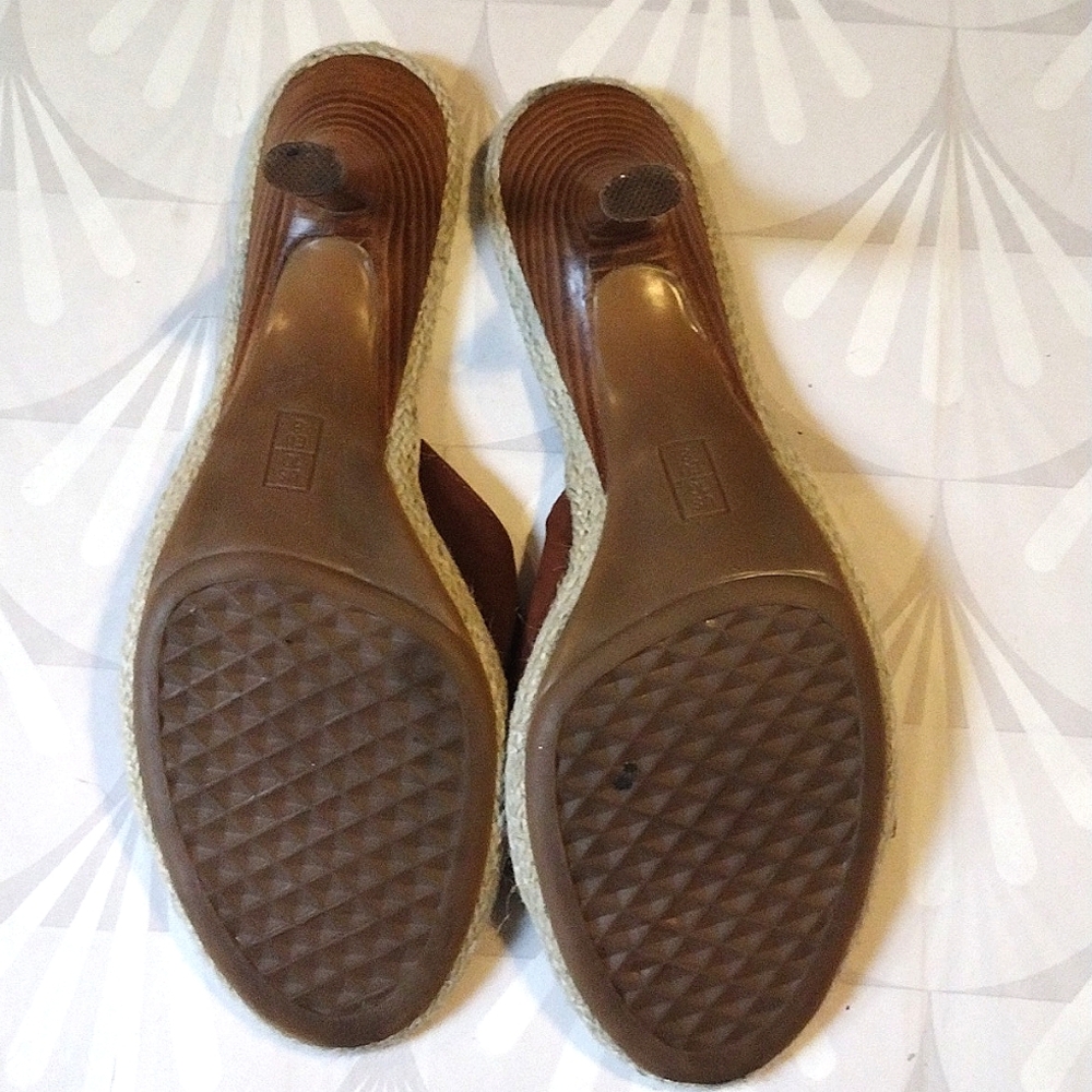 AEROSOLES Tan and Cream Women's Heels - Picture 4 of 5